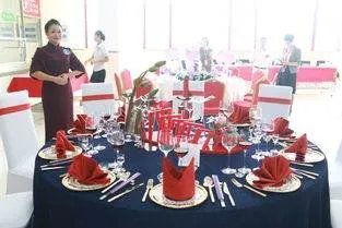 对于餐厅服务员秒换转盘桌布一事，网友时怎样评价的？