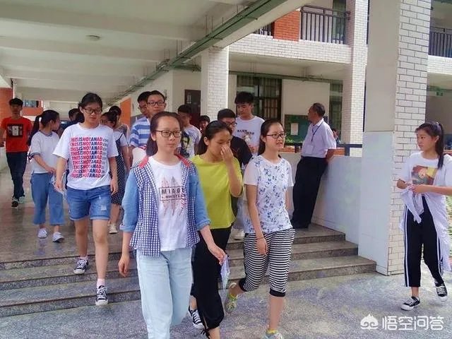河南一考生看数学卷10分钟后弃考，离场遭拒当场崩溃，对此您怎么看？