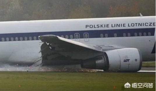 如果飞机起落架损坏或者脱落了，飞机该如何降落？