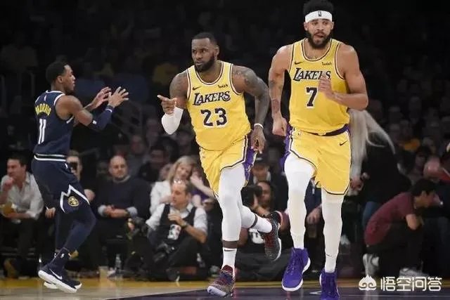 詹姆斯转身暴扣，又当着2万球迷秀肌肉，麦基实力模仿的太逗，怎么评价？
