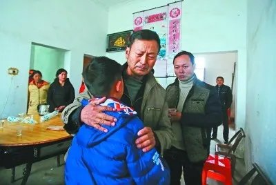 硕士生救落水少年 26岁小伙救人牺牲