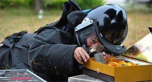 男子拎炮弹进警察局玩太大 连海军拆弹专家都惊动了！