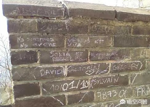 男子躺在三星堆博物馆展品上被曝光，你见过哪些在博物馆里的不文明行为？如何遏制这种现象？