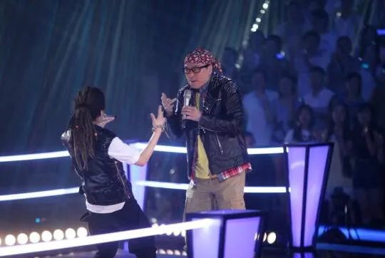 毕夏和钟伟强接吻系谣传 汪峰战队对决现场父女情深