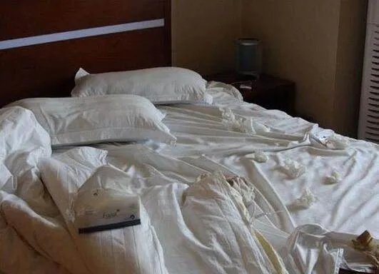 情侣退房,服务员打开门后惊呆（图）