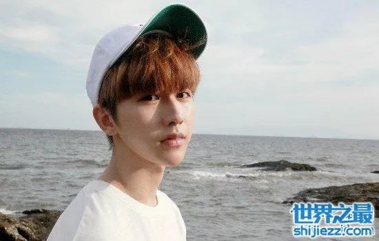 俊男靓女蔡徐坤程潇恋情被曝光，竟在节目中眉目传情！ 