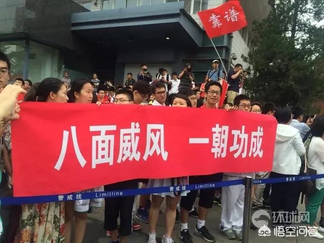 山东女生艺考面试不佳心态崩溃，坐地痛哭想放弃，这事你怎么看？