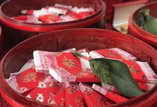 村民订婚摆巨额现金彩礼被通报，你能接受巨额现金彩礼风俗吗？