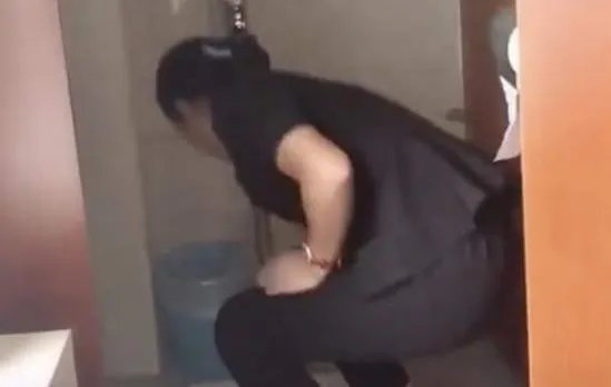 你觉得公司回应保洁员喝便池水,是不是公司在甩锅?