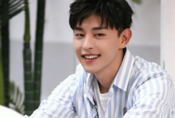 近日粉丝脱粉后回踩邓伦变综艺咖，他最近为什么没戏拍？