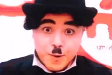 川美80周年校庆院长变身卓别林，你觉得这样的院长可爱吗？