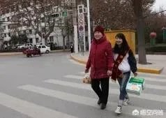 如何看待珠海一名15岁男孩飙车撞路基摔死，过路司机好心报警却赔51万？