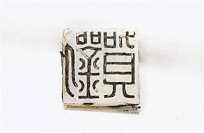 南昌西汉大墓的墓主身份是如何确定的？