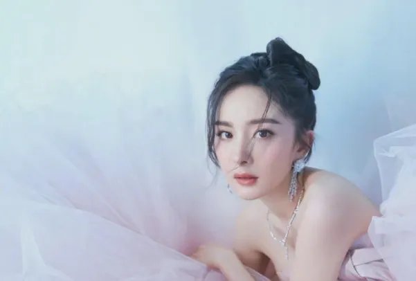 娱乐圈十大小脸女星排行榜：周冬雨上榜，第九乃“巴掌脸”