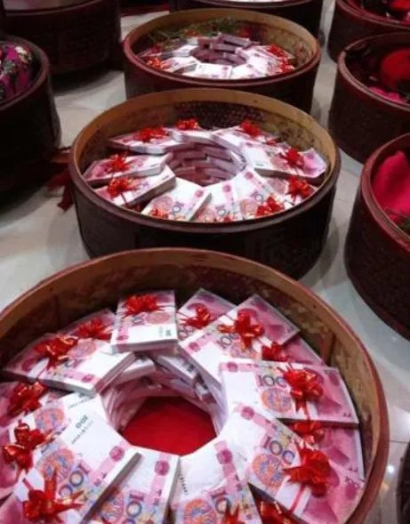 村民订婚摆巨额现金彩礼被通报，你能接受巨额现金彩礼风俗吗？