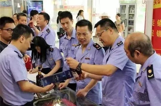 19岁学生假冒公安骗走富婆2.5亿,背后真相是怎样的?