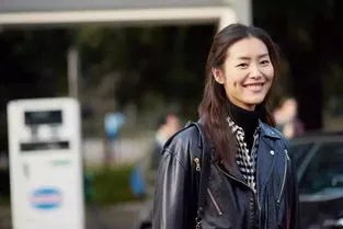 刘雯不顾1.6亿违约金解约辱华品牌遭封杀，为了祖国的利益她失去了什么？