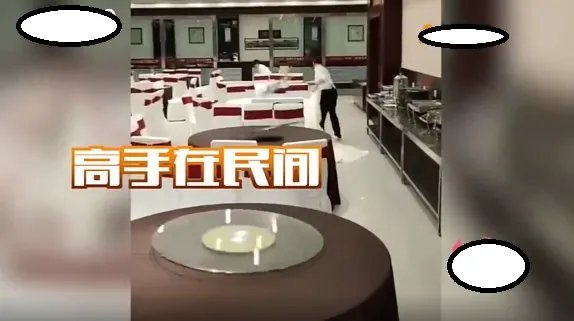 对于餐厅服务员秒换转盘桌布一事，网友时怎样评价的？