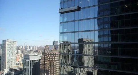 清洁工擦窗户被困高楼外是怎么回事？