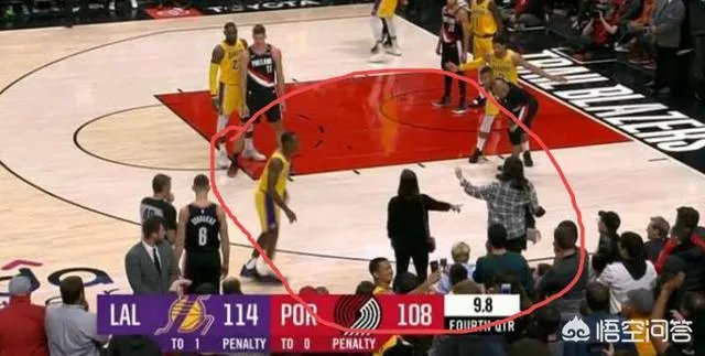 湖人VS开拓者,如何评价比赛还没结束,隆多放弃防守和场边妹子聊天的行为?