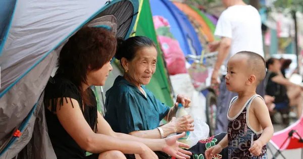 为抢幼儿园名额家长提前5天排队？