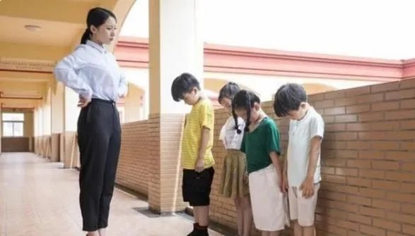 校方回应女生遭学姐体罚致残,涉事女子目前的状况如何?