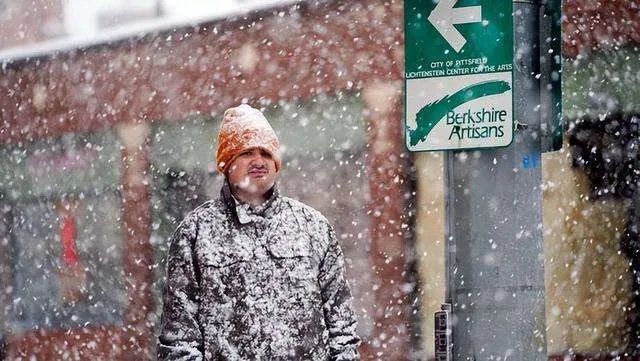 美国多个州宣布进入紧急状态 道路能见度可能为零