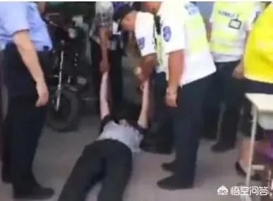 河南一考生看数学卷10分钟后弃考，离场遭拒当场崩溃，对此您怎么看？