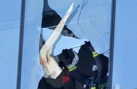 清洁工擦窗户被困高楼外是怎么回事？