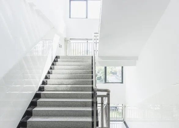 上楼梯和下楼梯哪个动作更伤膝盖 上楼梯容易伤膝盖还是下楼梯