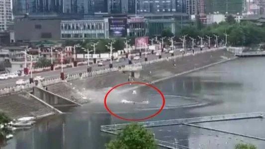 贵州冲进水库大巴内有高考学生,大巴为何被冲进了水库?