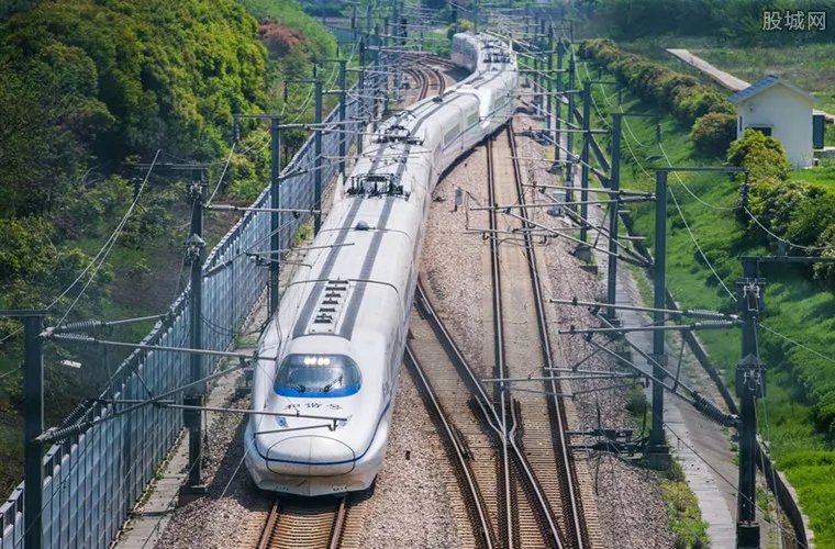 动车吸烟车速骤降 女乘客厕所抽烟被罚600元