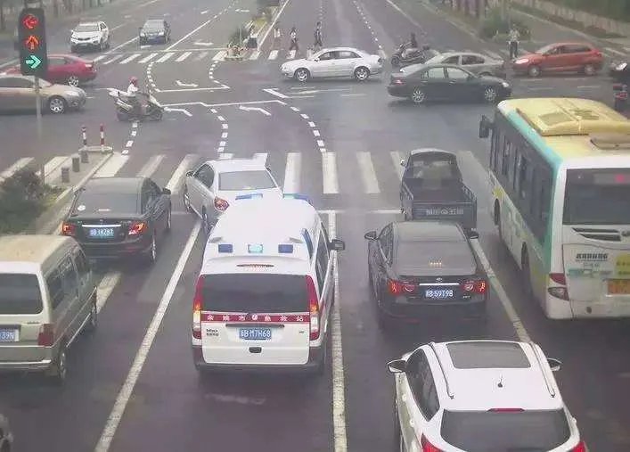 私家车与执行任务救护车对峙,现场到底发生了什么?