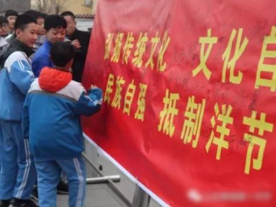 哈工大回应学生举报宿管过洋节，学生反应是不是过激了？