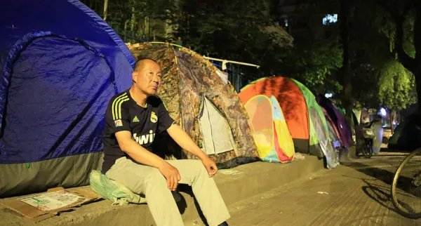 为抢幼儿园名额家长提前5天排队？