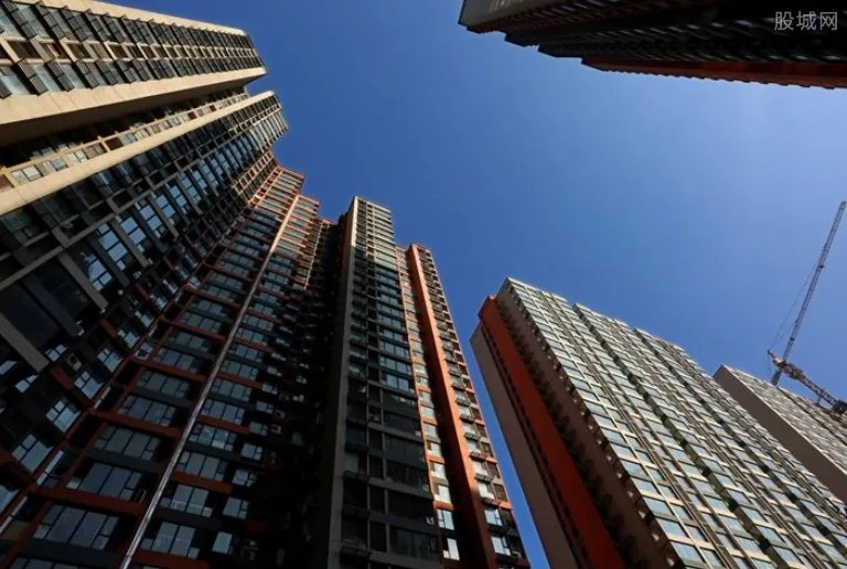 中学生楼顶亲热视频曝光 众人称学校应加强相关教育