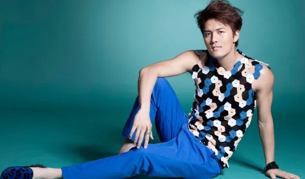 歌词中有一句能不能不爱了 因为爱太痛了 的歌叫什么名字？