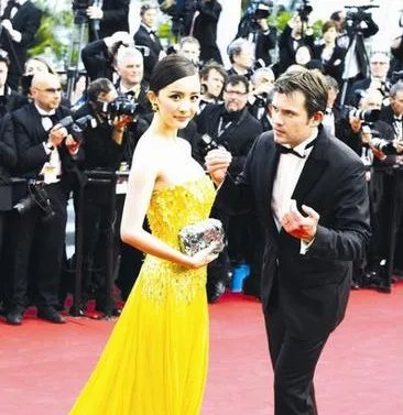 杨幂戛纳红毯屡遭保安驱赶出丑  杨幂竖中指照片曝光