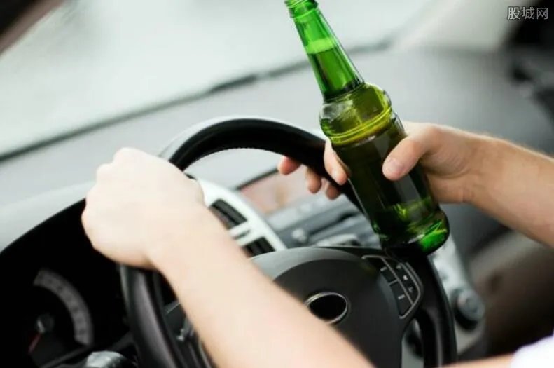 驾车被查打酒广告 12分全扣不得不回炉重学