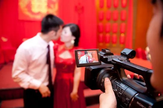 婚礼跟拍照片一般多久出来 婚礼跟拍正常多少张照片