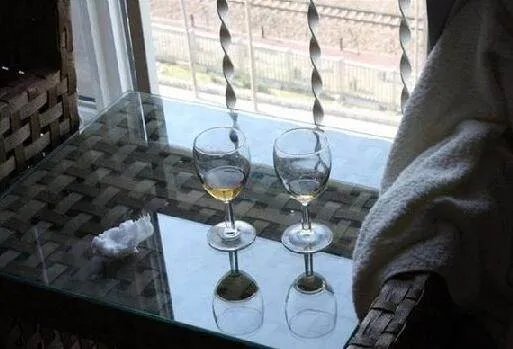 情侣退房,服务员打开门后惊呆（图）