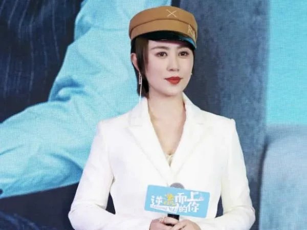 马丽升级当妈上热搜，比丈夫大11岁的她，凭什么收获爱情？