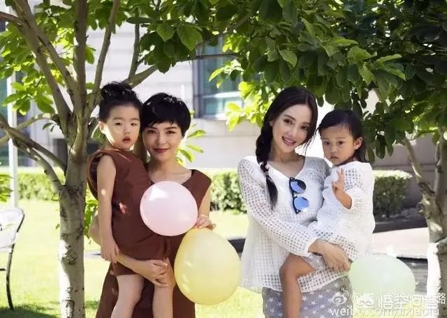 越来越网红风格的李小璐,她创立的淘宝店们现在怎么样了?