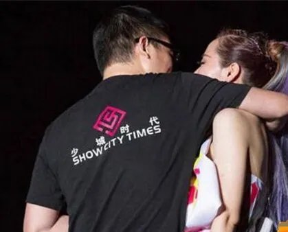 张靓颖冯轲同居曝光 从酒吧客人到男友