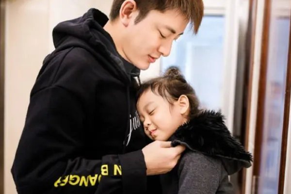 贾乃亮为甜馨庆生，他们父女之间是如何相处的？