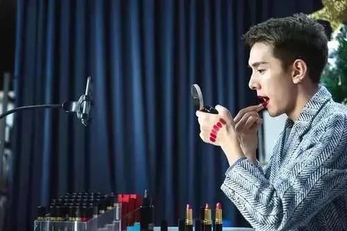 李佳琦为线下活动保安推人道歉,这是他的责任吗?