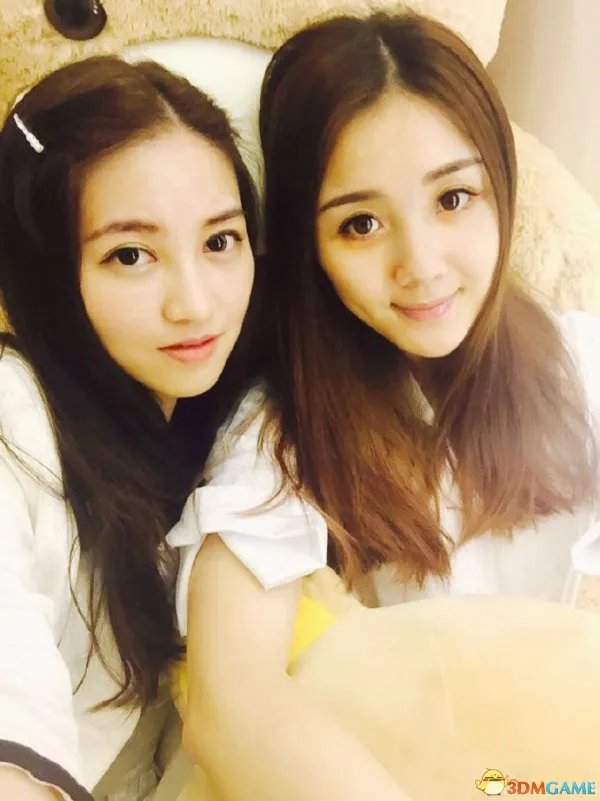 真是艳福不浅！《DOTA2》“Zhou神”女友新私房照