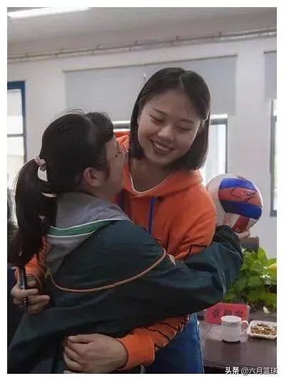 心善人美，中国女排龚翔宇默默资助贫困学生三年，获球迷称赞，如何评价？