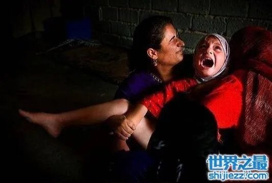 印尼女孩割礼后图片，毫无人性的传统(触目惊心) 