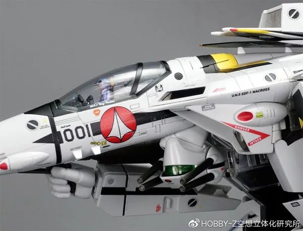 万代 DX超合金TV版VF-1S罗伊·福卡特别型